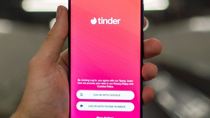 Aplicativos como o Tinder se popularizaram no Brasil e no mundo, mas também se tornaram alvo frequente de golpistas que utilizam perfis falsos para aplicar crimes virtuais. Unsplash/Mika Baumeister
