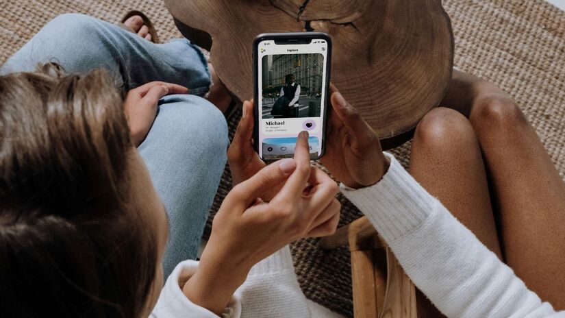 Em caso de suspeita ou confirmação de golpe, a orientação é registrar imediatamente um Boletim de Ocorrência e preservar todas as provas digitais, como mensagens, áudios e comprovantes. Unsplash/Flure Bunny
