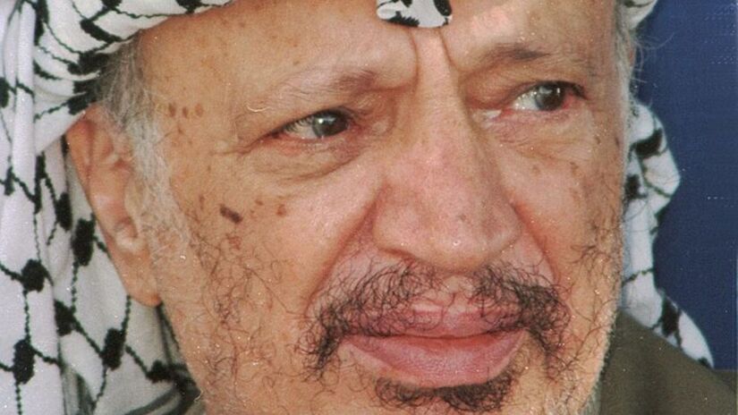 O líder palestino Yasser Arafat, vencedor do Prêmio Nobel da Paz em 1994, teve seu corpo exumado em 2012 após suspeitas de envenenamento. Wikimedia Commons/Gideon Markowiz

