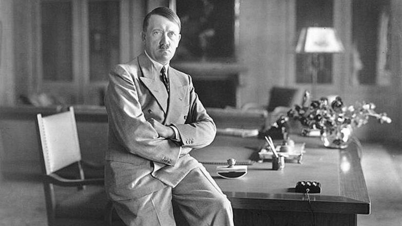 Os restos mortais do ditador nazista Adolf Hitler foram recuperados por soviéticos, exumados e posteriormente cremados. Wikimedia Commons/Heinrich Hoffmann