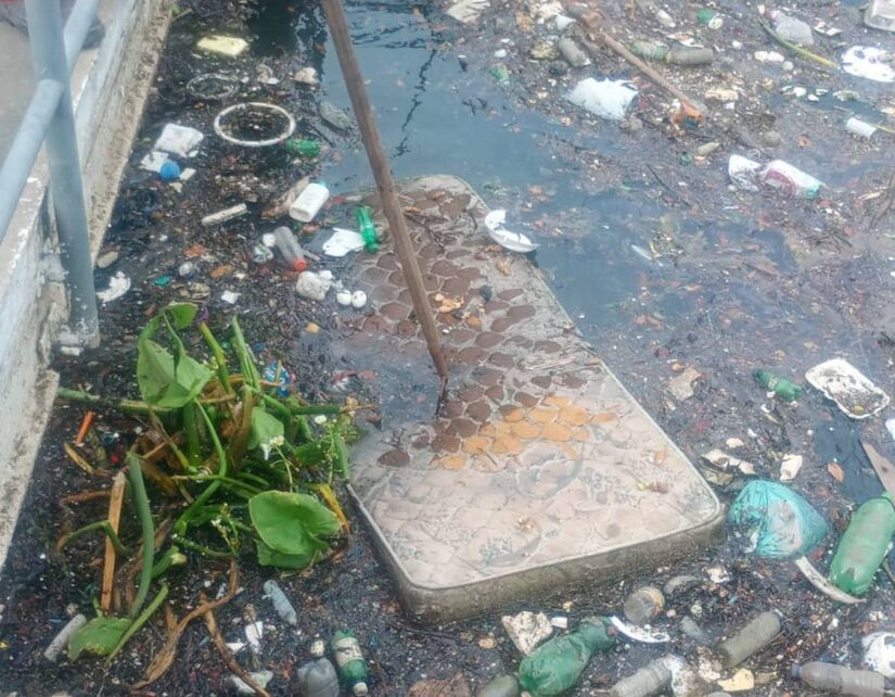 Além de prejudicar o meio ambiente, o descarte irregular pode causar alagamentos/Divulgação