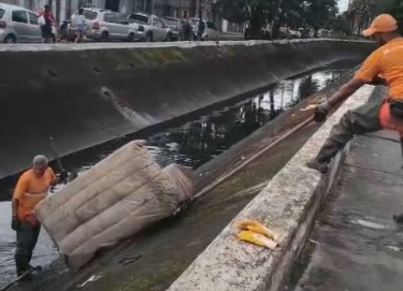 Multas para quem joga lixo nos canais variam de R$ 2 mil a R$ 50 mil/Divulgação