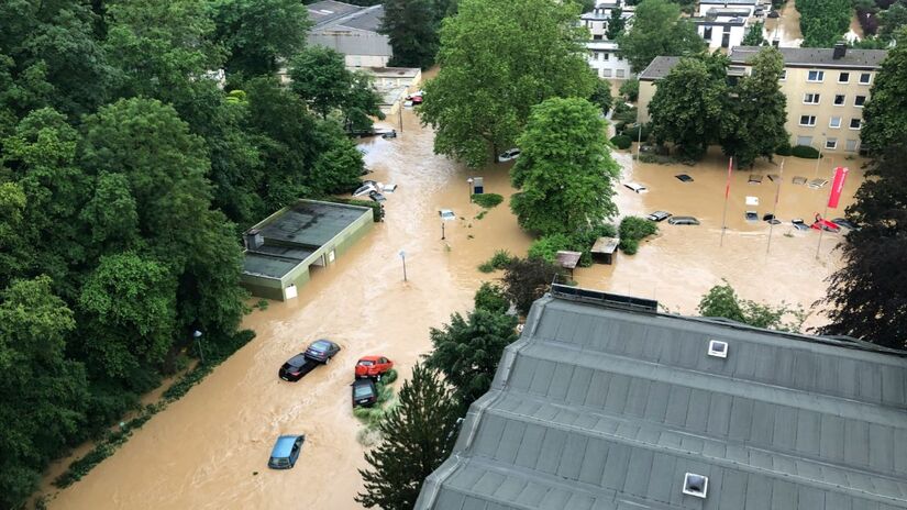 A água contaminada pode transmitir doenças como leptospirose, tétano e hepatite; especialistas do Ministério da Saúde reforçam cuidados redobrados. Unsplash/Evelyn Geissler
