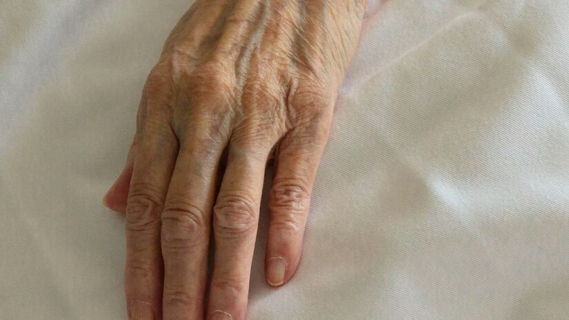 Estudo publicado na revista científica Proceedings of the National Academy of Sciences indica que gerações nascidas entre 1939 e 2000 dificilmente terão média de vida próxima aos 100 anos. Unsplash/Bruce Tang
