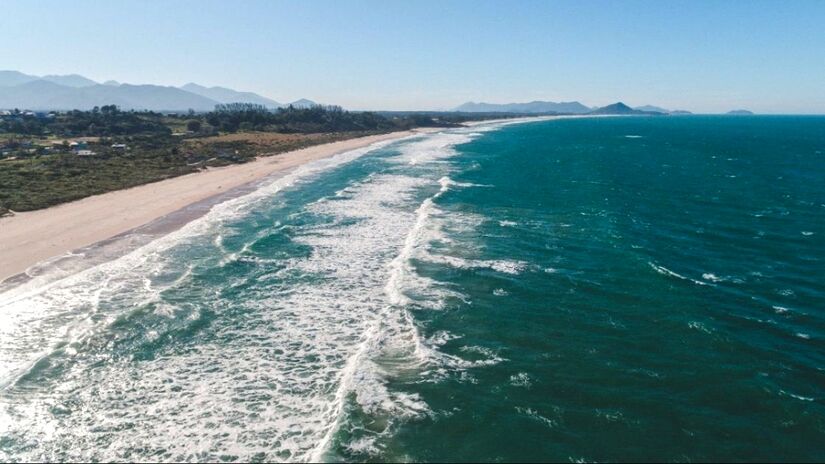 Outro ponto citado é a Praia do Silveira, reconhecida pelas ondas consistentes e pela presença constante de surfistas / Divulgação/Prefeitura de Garopaba