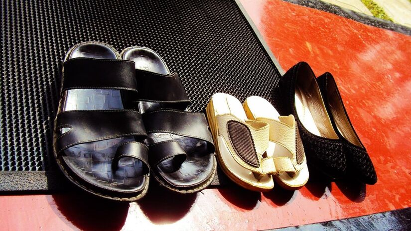 Na entrada de casa, o tapete funciona como a primeira barreira contra poeira e umidade / Pixabay