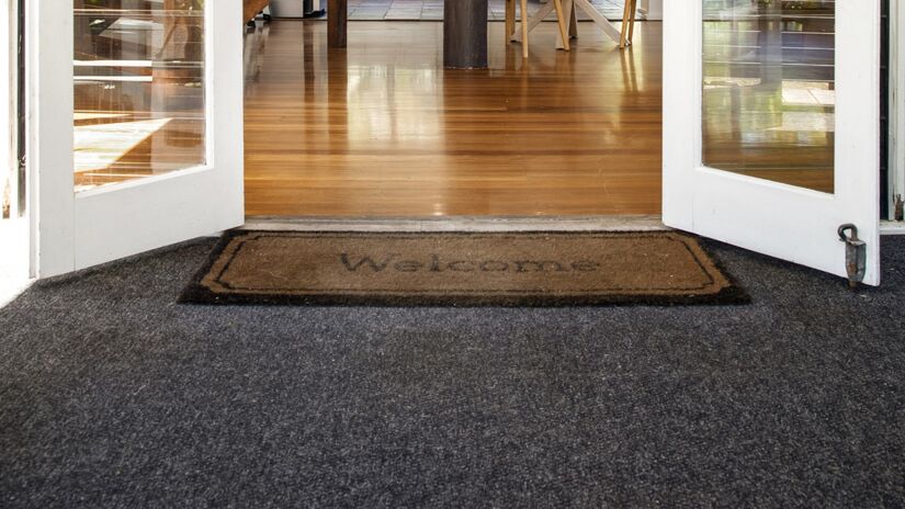 O uso de tapetes na porta reduz o ac&uacute;mulo de res&iacute;duos dentro de casa / Pixabay