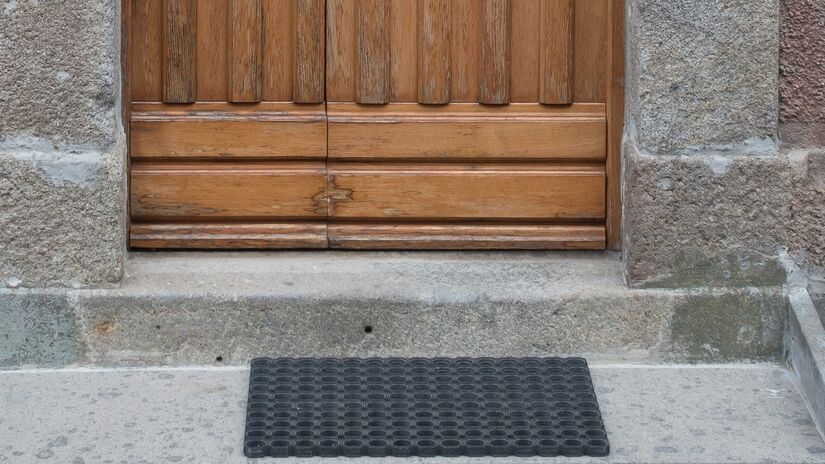 Antes mesmo de abrir a porta, o cuidado com a limpeza come&ccedil;a no tapete de entrada / Pixabay