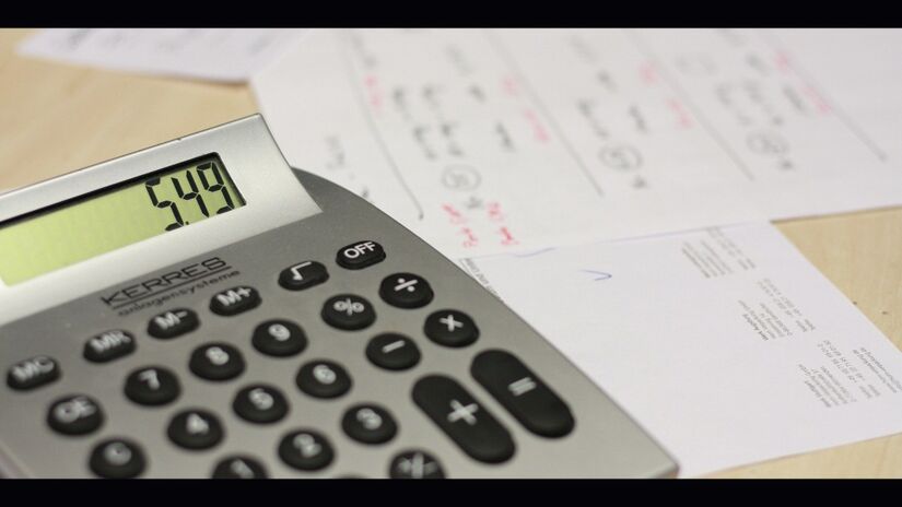 O bolso aperta, mas a restrição no CPF aperta ainda mais. Entenda como o IPVA em atraso vira uma bola de neve. / Pixabay