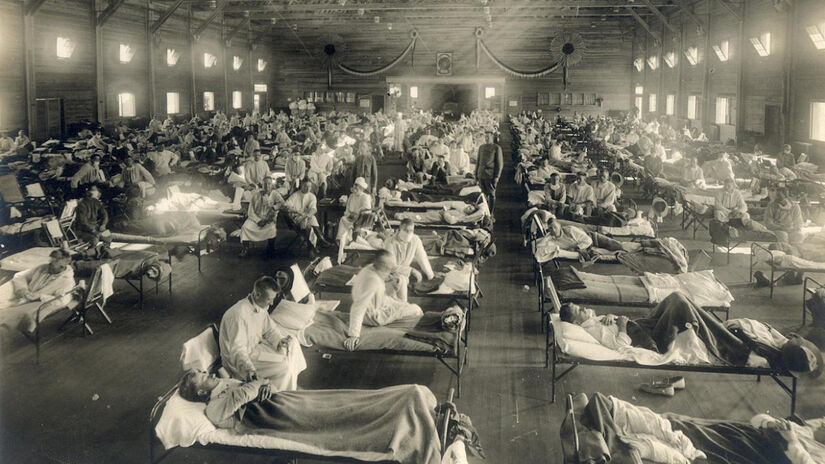 1918, a pandemia de gripe espanhola: A gripe espanhola se espalhou rapidamente pelo mundo entre 1918 e 1919, em três ondas sucessivas. O vírus influenza infectou milhões de pessoas e causou cerca de 50 milhões de mortes globais. / Domínio público / Wikipédia