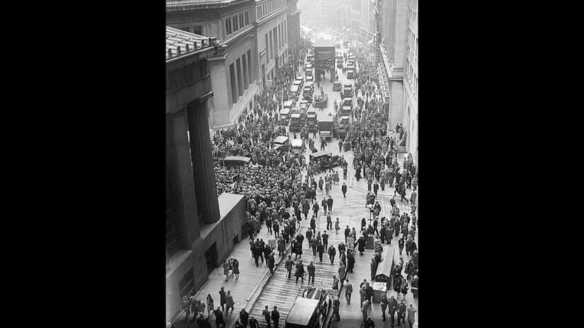 1929, o colapso econômico global: A quebra da Bolsa de Nova York marcou o início da Grande Depressão, a maior crise econômica do século XX. / Domínio público / Wikipédia