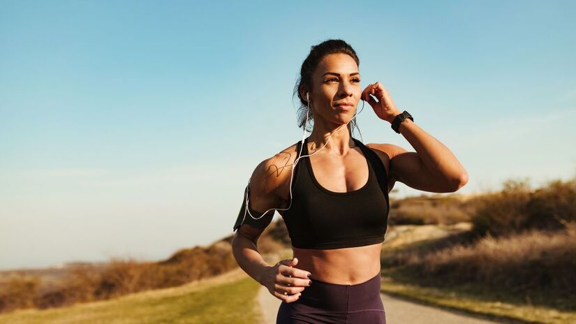 Começar a correr exige pouco: decisão, constância e o equipamento adequado / Drazen Zigic/Freepik