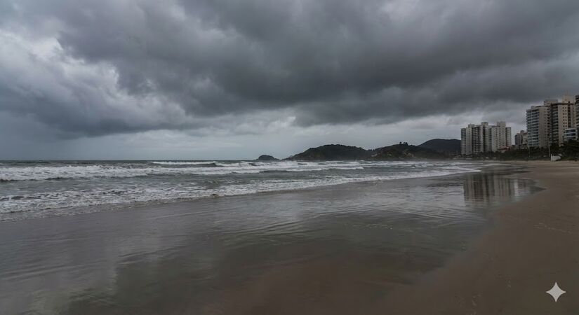 Litoral de SP: Praias vazias sob c&eacute;u carregado de nuvens / Gemini
