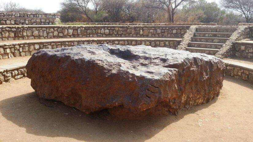 Cada meteorito possui composição única que o torna objeto de estudo detalhado / Pixabay