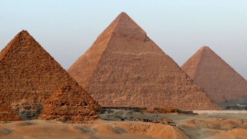 Estudo publicado na revista científica PLOS ONE sugere que a Pirâmide de Degraus de Djoser, em Saqqara, pode ter sido construída com o uso de um avançado sistema de elevação hidráulica, e não apenas com rampas e alavancas/Reprodução 