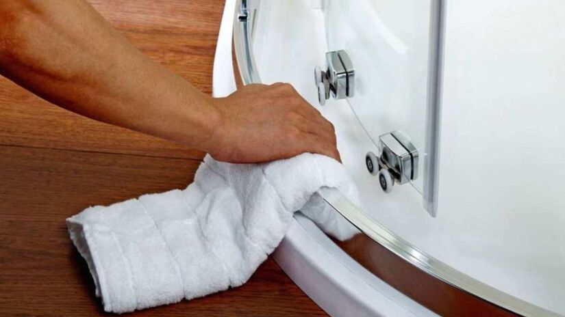 
Deixe o suco do limão agir por cerca de cinco a dez minutos. A acidez ajuda a dissolver o calcário e facilita a remoção da sujeira impregnada/Reprodução