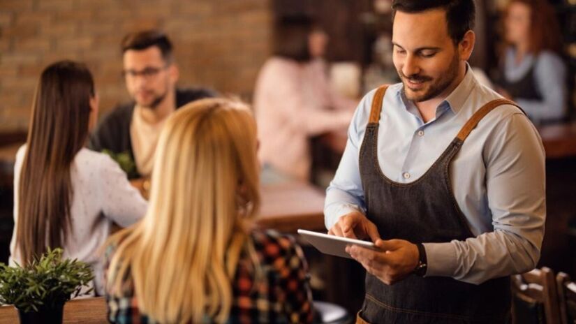 Taxa não obrigatória e proibição de cobrança automática. A gorjeta como gesto voluntário e o direito de recusa do consumidor no restaurante. /Freepik