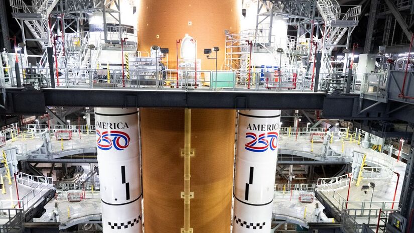 Foguete SLS permanece na plataforma após adiamento da missão Artemis II Engenheiros detectaram vazamento de hidrogênio durante o abastecimento final/NASA/Joel Kowsky
