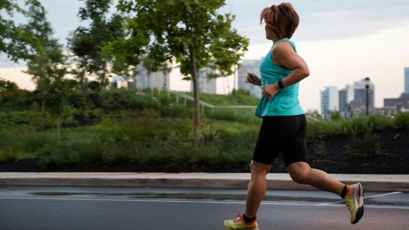 Cada passada conta quando o objetivo é sair do sedentarismo e ganhar fôlego / Freepik