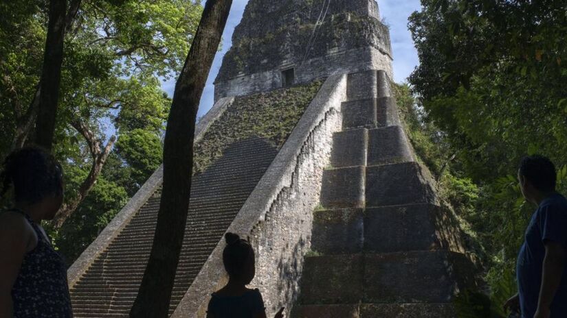 Tecnologia LiDAR expõe pirâmides, reservatórios e estradas sob a floresta da Guatemala, mudando o que se sabia sobre a ocupação maia/ Sergi Reboredo/VWPics/IMAGO