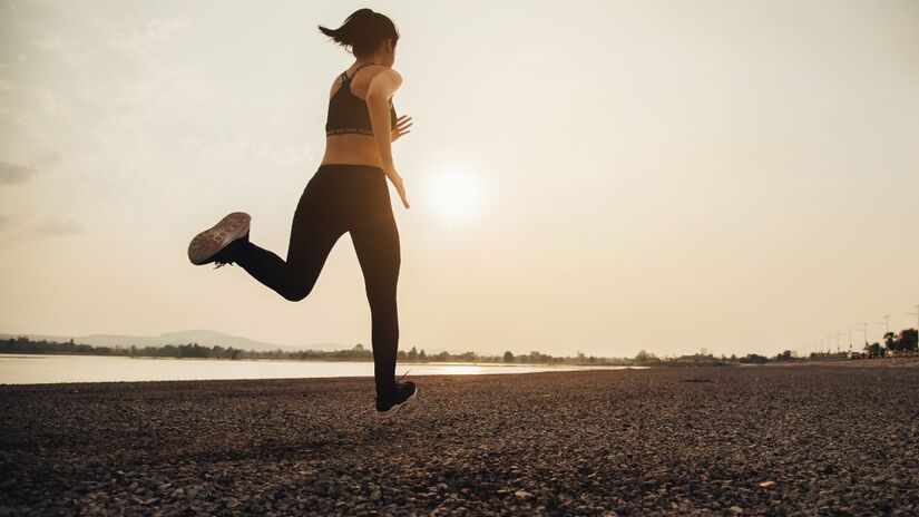 Com o tênis certo nos pés, os primeiros quilômetros ficam mais leves e seguros / jcomp/Freepik