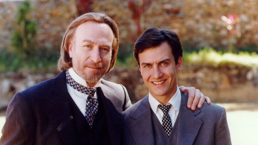 Altino (Odilon Wagner) e Augusto (Gabriel Braga Nunes)/Globo