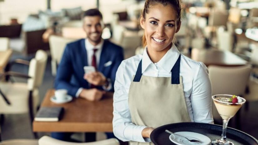 Prática comercial abusiva e limites da legislação nacional. A sugestão de percentuais entre 8% e 13% sem caráter de imposição ao cliente. /Freepik