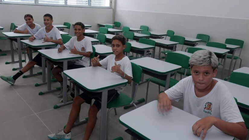 Familiares de Pelé, incluindo sua irmã Maria Lúcia e o neto Octávio Felinto, participam da solenidade de inauguração da unidade que leva o nome do Atleta do Século. /Divulgação
