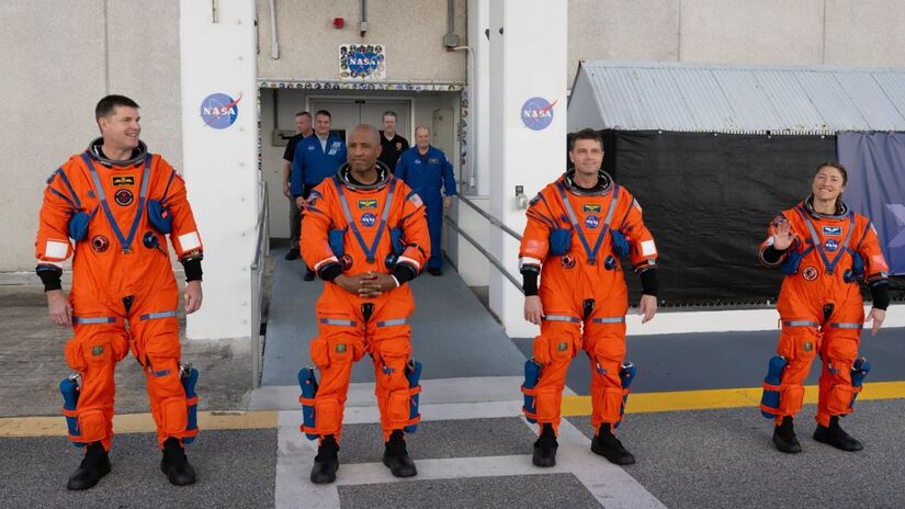 
Astronautas Reid Wiseman e Christina Koch deixam quarentena em Houston Grupo aguardará novos testes da Nasa antes de retornar ao Centro Espacial Kennedy/NASA/Jim Ross