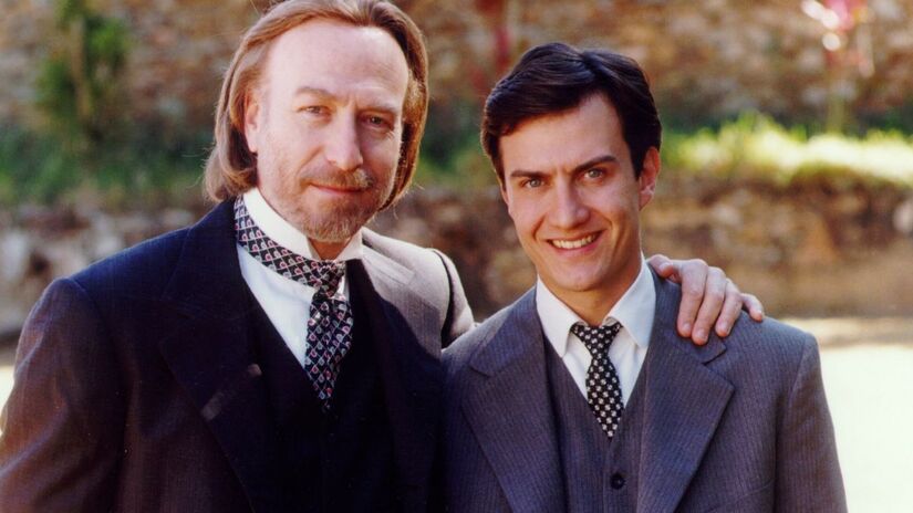 Altino (Odilon Wagner) e Augusto (Gabriel Braga Nunes)/Globo
