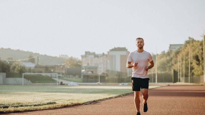 Cada passada conta quando o objetivo é sair do sedentarismo e ganhar fôlego / senivpetro/Freepik