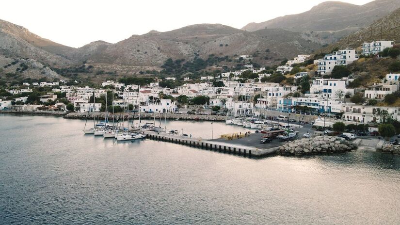 O sistema híbrido que combina painéis solares e turbinas eólicas permite que a ilha produza sua própria eletricidade, reduzindo drasticamente a pegada de carbono local/ Foto: Just Go Zero