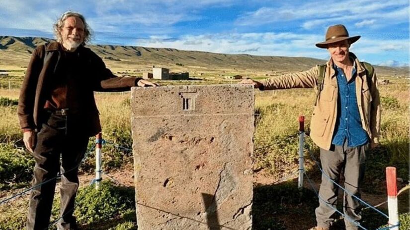 A figura do "Guardião": Esculturas em basalto apresentam padrões recorrentes, como formas em T e pirâmides escalonadas, que seriam a base de uma linguagem simbólica usada para antecipar desastres cósmicos/Matthew LaCroix