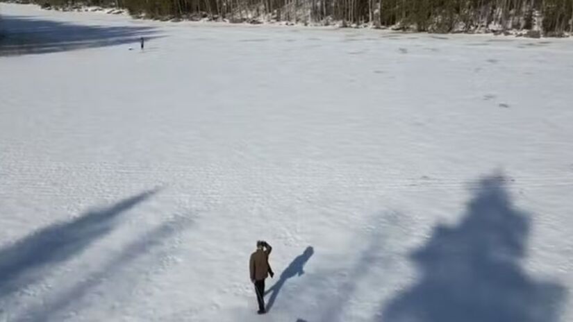 Entre motosserra, madeira e muita coragem. Jovens documentam no YouTube a construção de uma casa em uma ilha isolada /Youtube
