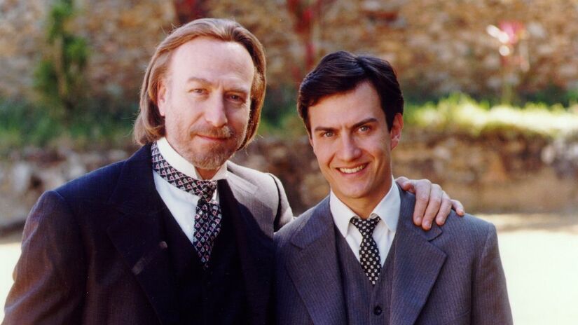 Altino (Odilon Wagner) e Augusto (Gabriel Braga Nunes)/Globo