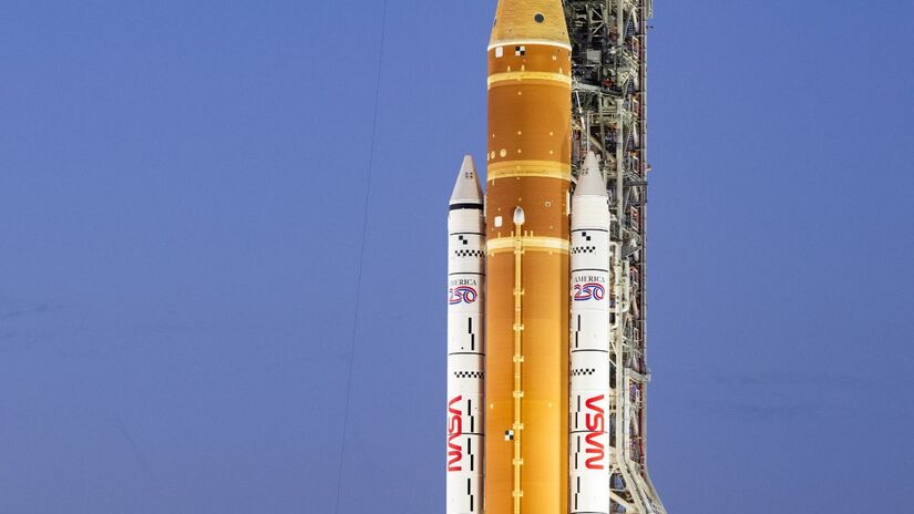 Técnicos da Nasa trabalham na torre de lançamento sob frio intenso na Flórida Clima adverso no fim de semana contribuiu para os desafios do ensaio geral/NASA/Keegan Barber