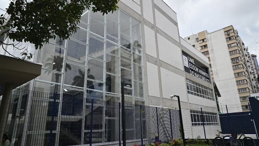 Detalhe dos brises de concreto e fachada de vidro da UME Edson Arantes; projeto privilegia a luz natural, ventilação cruzada e o reuso de água. /Divulgação