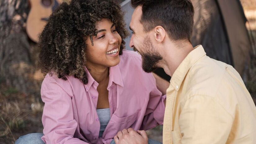 A tecnologia e as redes sociais alteraram a forma como a Geração Z interage, criando novas dinâmicas de convivência. Isso tem levado a um adiamento da vida sexual e a uma preferência por relacionamentos menos burocráticos e sem compromissos formais/Freepik