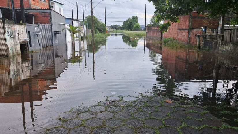Em diversos bairros, a água ainda não baixou, obrigando moradores a atravessarem áreas alagadas para deixar suas casas / Márcio Ribeiro/DL