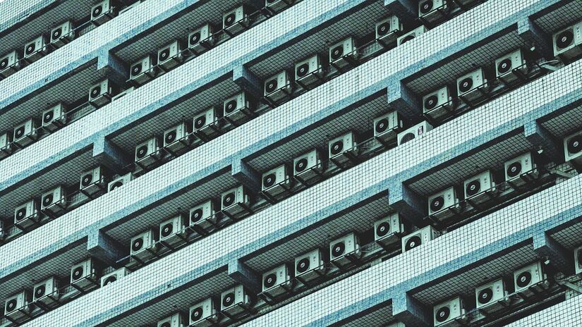 A instala&ccedil;&atilde;o de condensadoras, suportes e tubula&ccedil;&otilde;es pode comprometer o visual do pr&eacute;dio, gerar barulho constante, causar gotejamento e at&eacute; afetar a estrutura/Pexels