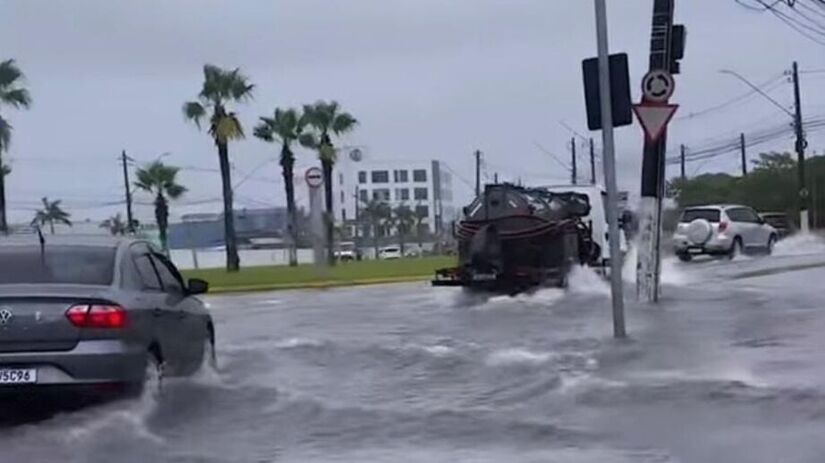 São esperados novos temporais no litoral de SP a partir da tarde deste domingo (8) / Reprodução - Redes Sociais