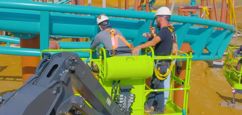 Alê Costa, CEO do Cacau Park, em gesto simbólico de instalação do último trilho / Cacau Park