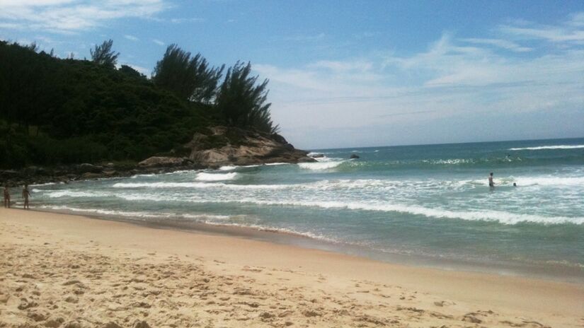 O Saco da Cobra é uma área acessível por trilha no Morro da Boneca e frequentada por visitantes mais aventureiros / Wikimedia Commons/Eefjie 