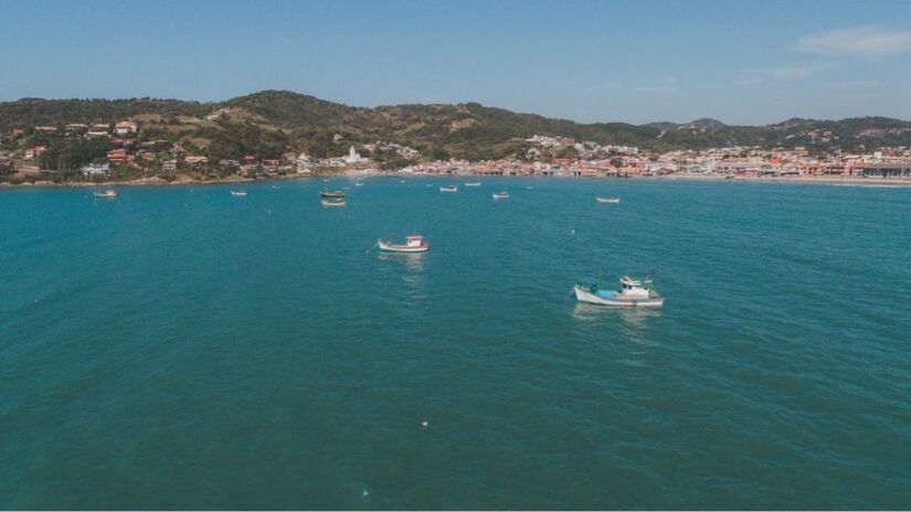A trama acompanha um professor de educação física que decide se isolar no local / Divulgação/Prefeitura de Garopaba