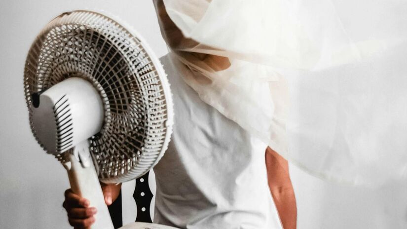 Especialistas recomendam ajustar o ar entre 23°C e 25°C para economizar energia/Pexels