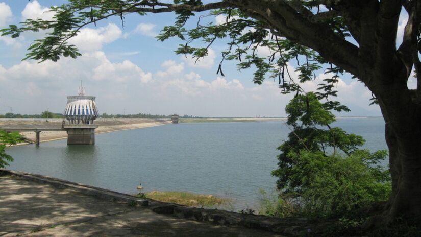 A formação do lago alterou a paisagem local, transformando áreas terrestres em extensas superfícies alagadas / Nguoitaihinh/Wikimedia Commons