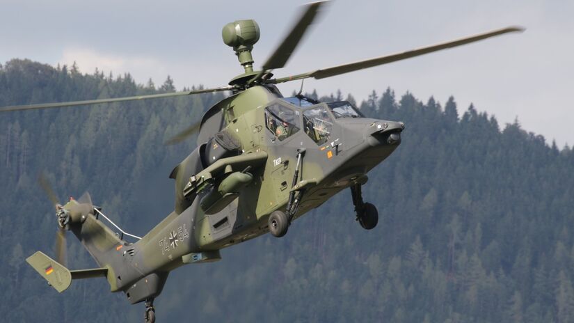 A operação aérea permite levar madeira pesada a áreas de difícil acesso por terra / Pixabay