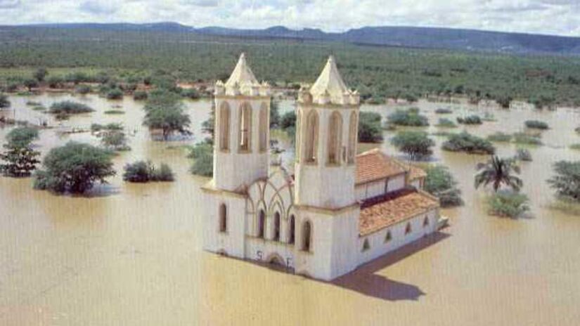 A Igreja matriz da antiga Petrolândia, hoje totalmente submersa nas águas do Rio São Francisco / Bruno Capelii/Wikimedia Commons