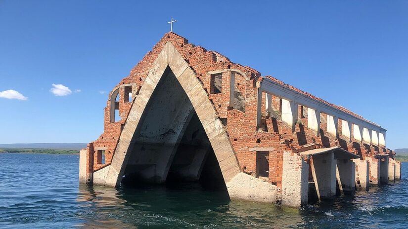  Igreja Submersa Sagrado Coração de Jesus na vila de Barreira da Velha Petrolândia-PE / Alexsantos22/Wikimedia Commons