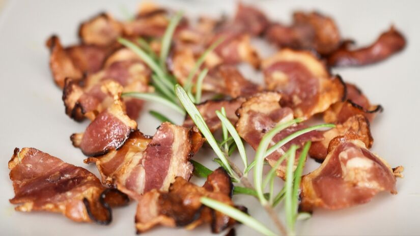 Grelhar o bacon em grelha ou chapa ajuda a eliminar parte da gordura durante o preparo / Pixabay